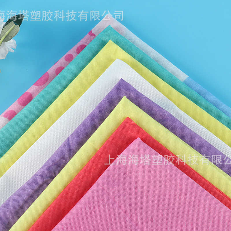 Tessuto non tessuto idrosolubile autoadesivo